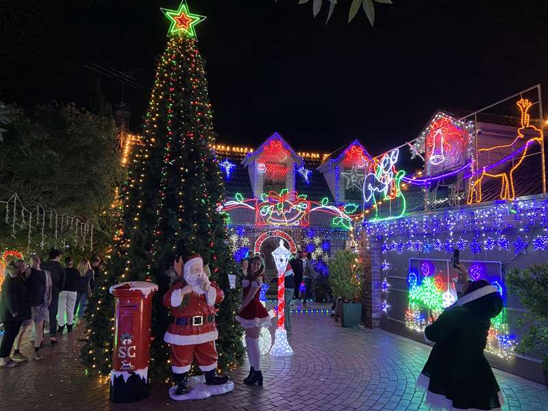 Christmas Lights (151 Dalgetty Road, Beaumaris)