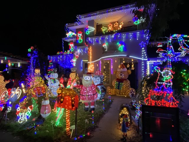 Christmas Lights (198 Hazel Glen Drive, Doreen)