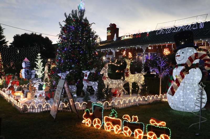 Christmas Lights (27 Glencairn Drive, Greenvale)