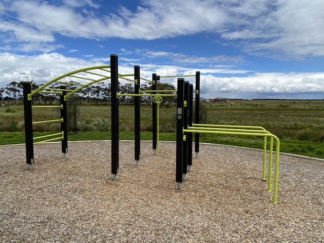 Cranberry Crescent Outdoor Gym (Manor Lakes)