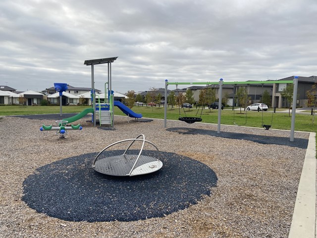 Grabke Avenue Playground, Clyde North
