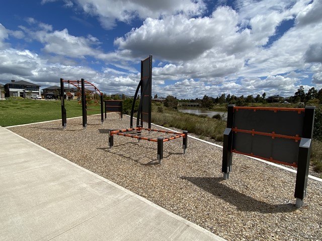 Lenigas Crescent Outdoor Gym (Manor Lakes)