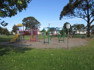 Marshall Avenue Playground, Moe