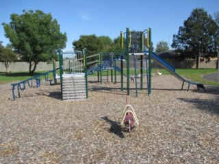 Randall Crescent Playground, Moe