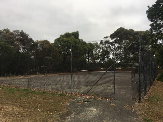 R.W. Stone Reserve Free Public Tennis Court (Somers)