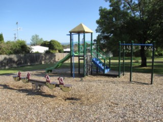 Scott Avenue Playground, Moe