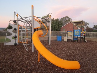 Vega Court Playground, Newcomb
