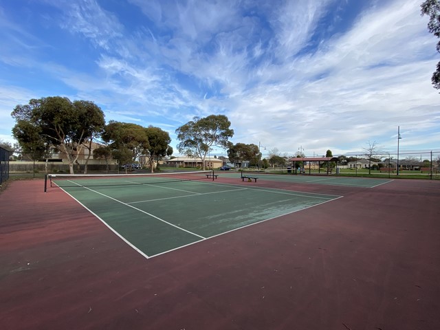 Willowgreen Way Reserve Free Public Tennis Court (Point Cook)