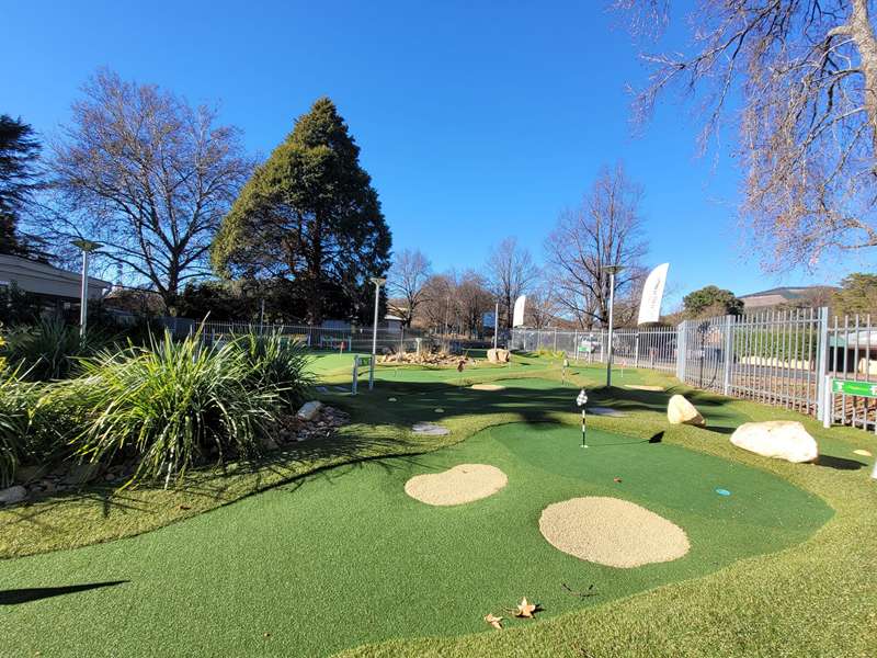 Bright Mini Golf