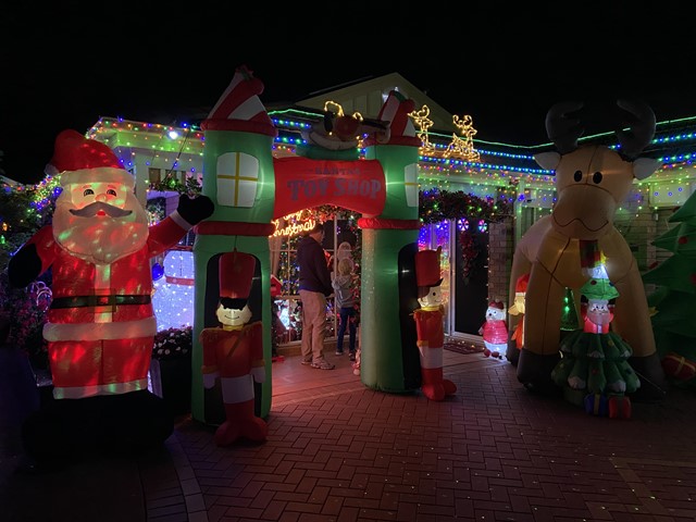 Christmas Lights (71 Dunnings Road, Point Cook)