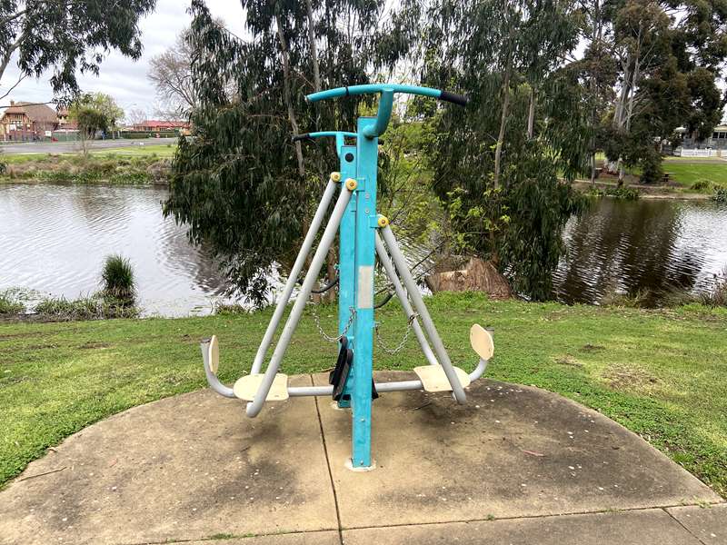 Cobden - Cobden Lake Outdoor Gym