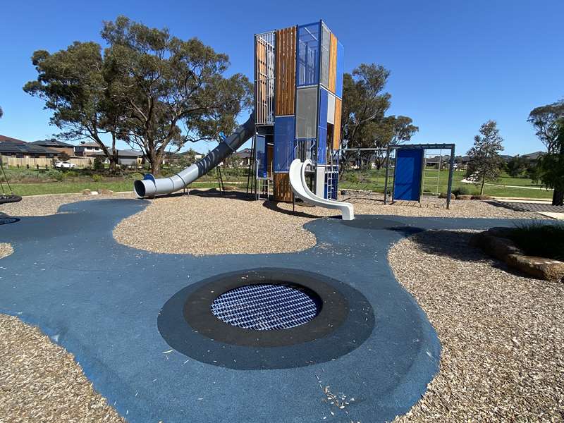 Conservation Avenue Playground, Weir Views