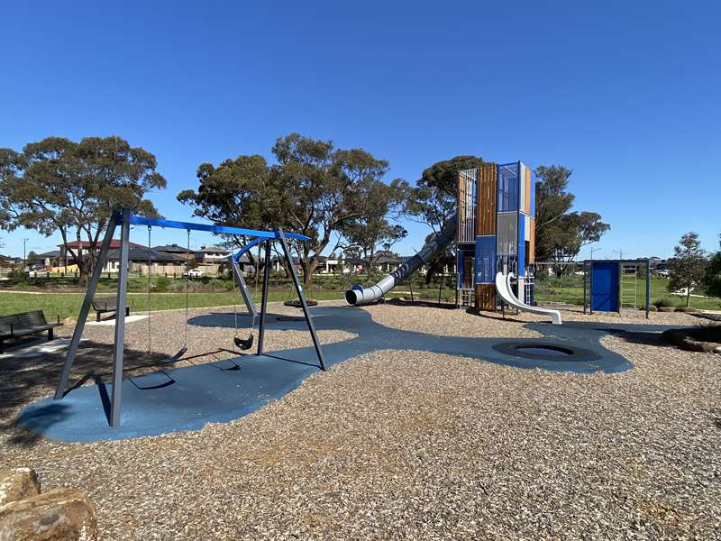 Conservation Avenue Playground, Weir Views
