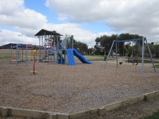 Cowes Place Playground, Taylors Lakes