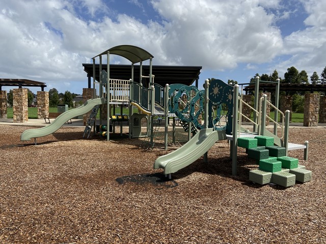 Evesham Street Reserve Playground, Crestway Drive, Cranbourne North