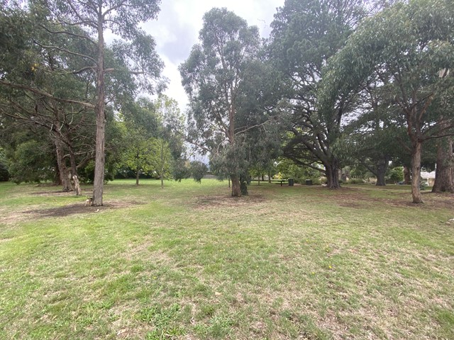 Gravenstein Crescent Dog Off Leash Area (The Basin)