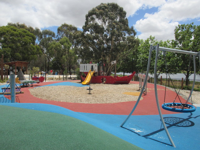 Lakes Edge Adventure Playground, Hamilton