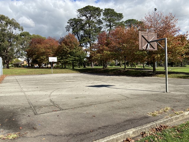 Lakesfield Reserve Free Public Tennis Court (Lysterfield)