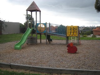 Landau Place Playground, Avondale Heights