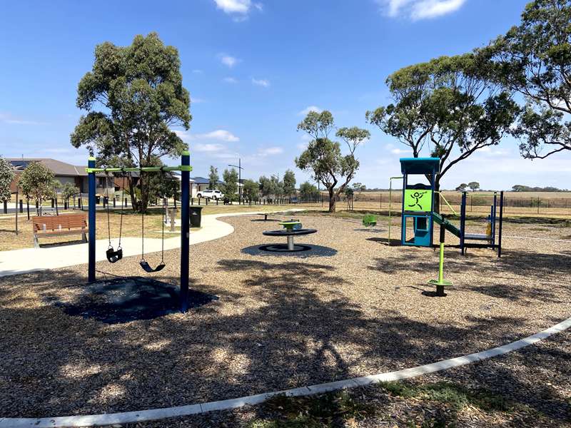 Marriott Boulevard Playground, Weir Views