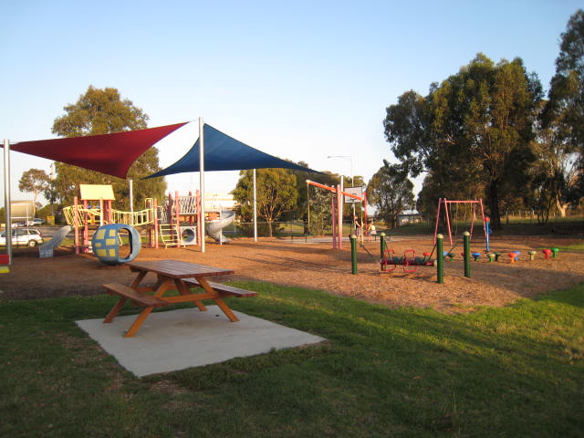 Mt Lookout Road Playground, Wy Yung