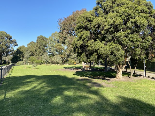 Roth Hetherington Gardens Fenced Dog Park (Keysborough)